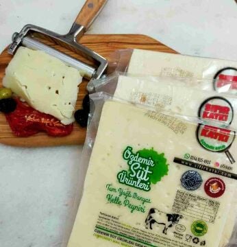 AZ TUZLU MANYAS MİHALİÇ (KELLE) İNEK PEYNİRİ-TAM YAĞLI 1000 gr.