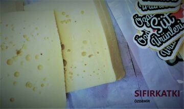 AZ TUZLU MANYAS MİHALİÇ (KELLE) İNEK PEYNİRİ-TAM YAĞLI 1000 gr.