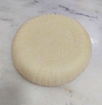 AZ TUZLU İNEK SEPET PEYNİRİ TAM YAĞLI 1000 gr